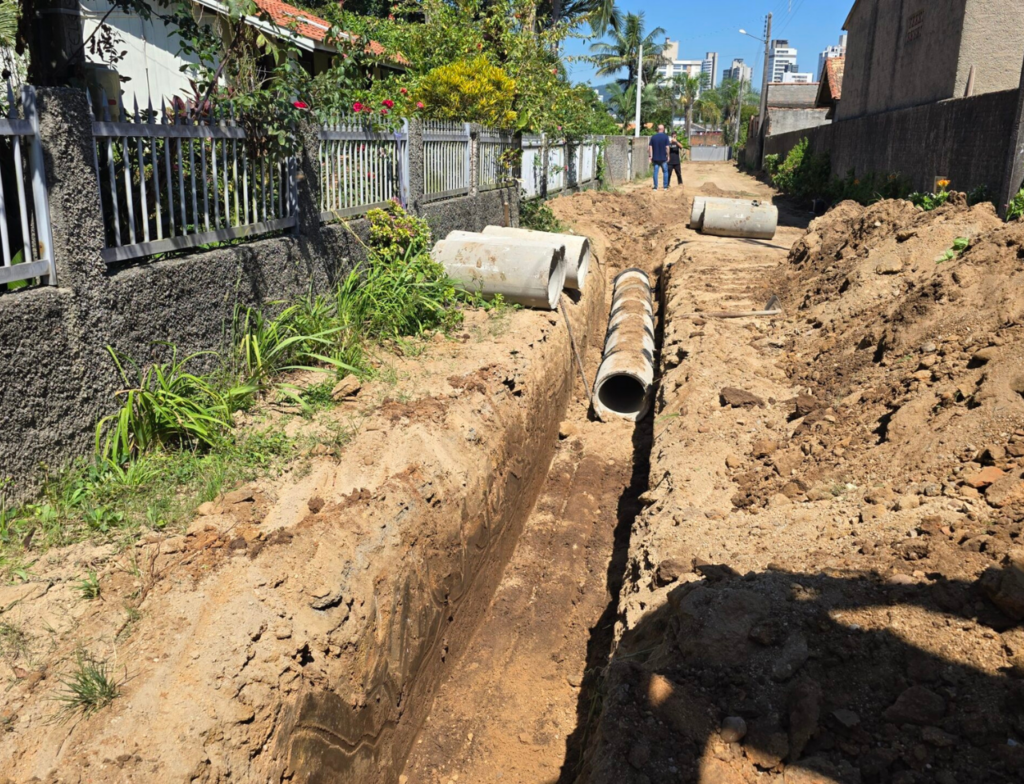 Rua José Rodolfo de Oliveira, em Tubarão, recebe obras de drenagem