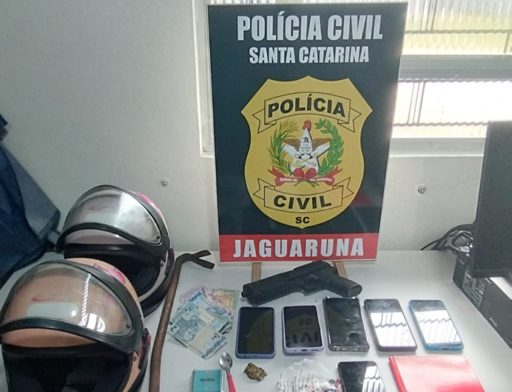 Polícia Civil prende suspeito de roubo e flagra quatro por tráfico em Tubarão