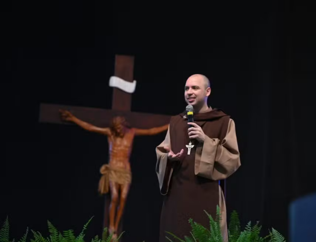 Frei Gilson reúne 1,5 milhão em rosário na Quaresma