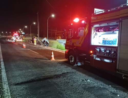 Caminhão sai da pista e interdita BR-101 em Capivari de Baixo