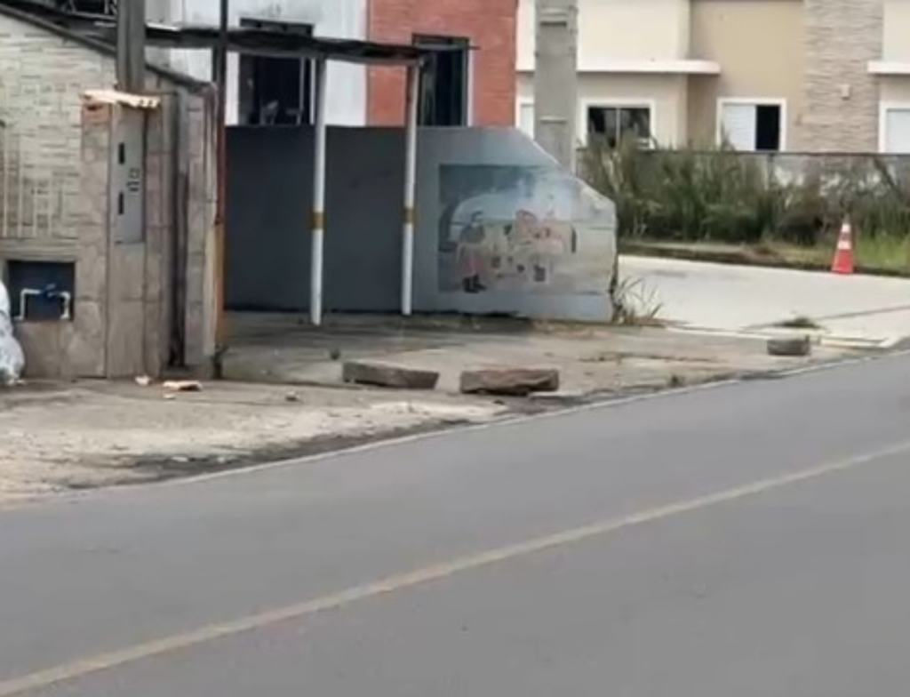 Moradores denunciam obstrução de calçadas no centro de Tubarão