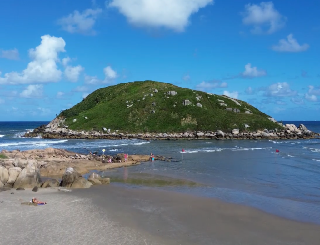 Mar recua em Imbituba e revela “ponte” até ilha