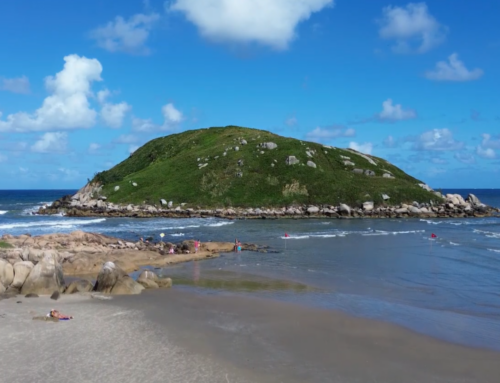 Mar recua em Imbituba e revela “ponte” até ilha