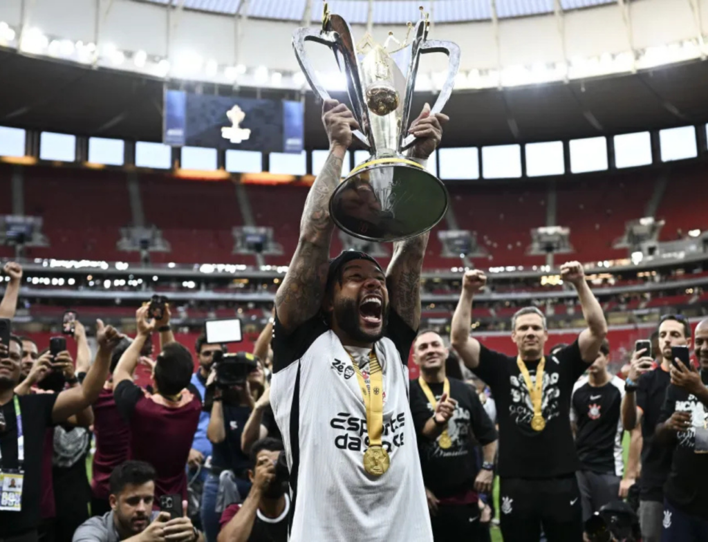 Título da Supercopa rende bônus milionário a Memphis Depay no Corinthians