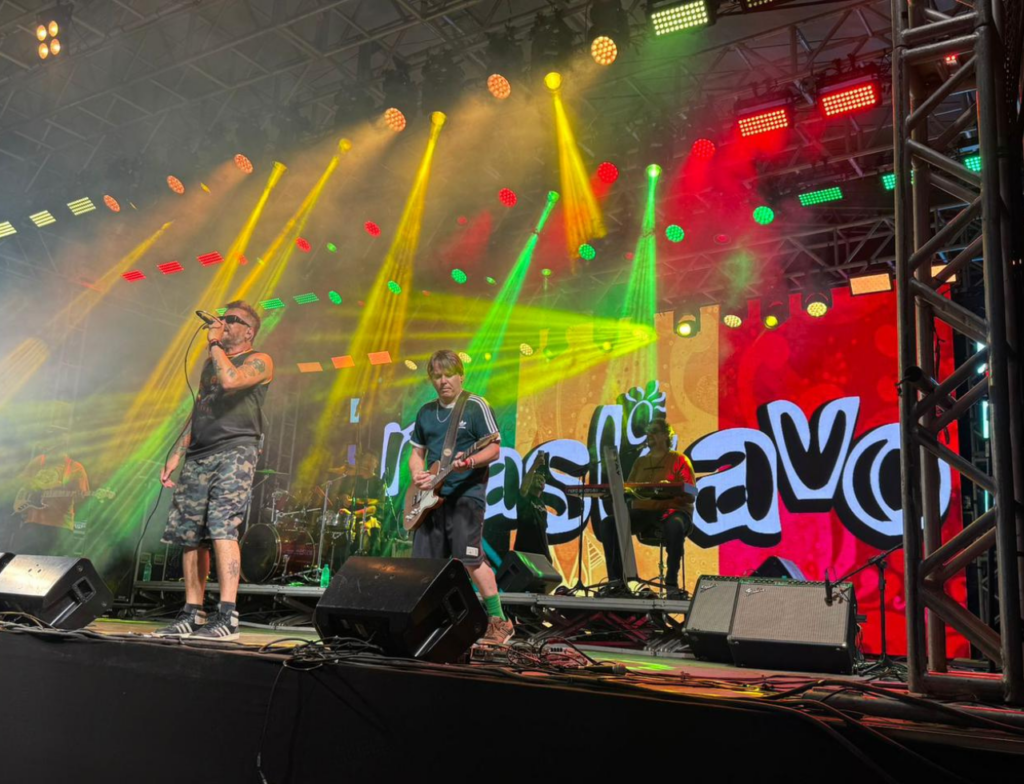 Carnaval de Itapema 2026 reúne famílias e mantém clima seguro na Arena Viva Verão