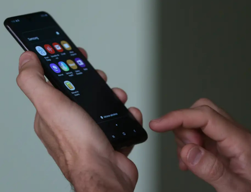 Golpes no carnaval: como proteger seu celular e seu dinheiro