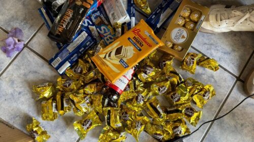 Criança se fere ao comer bombom com vidro comprado em São José