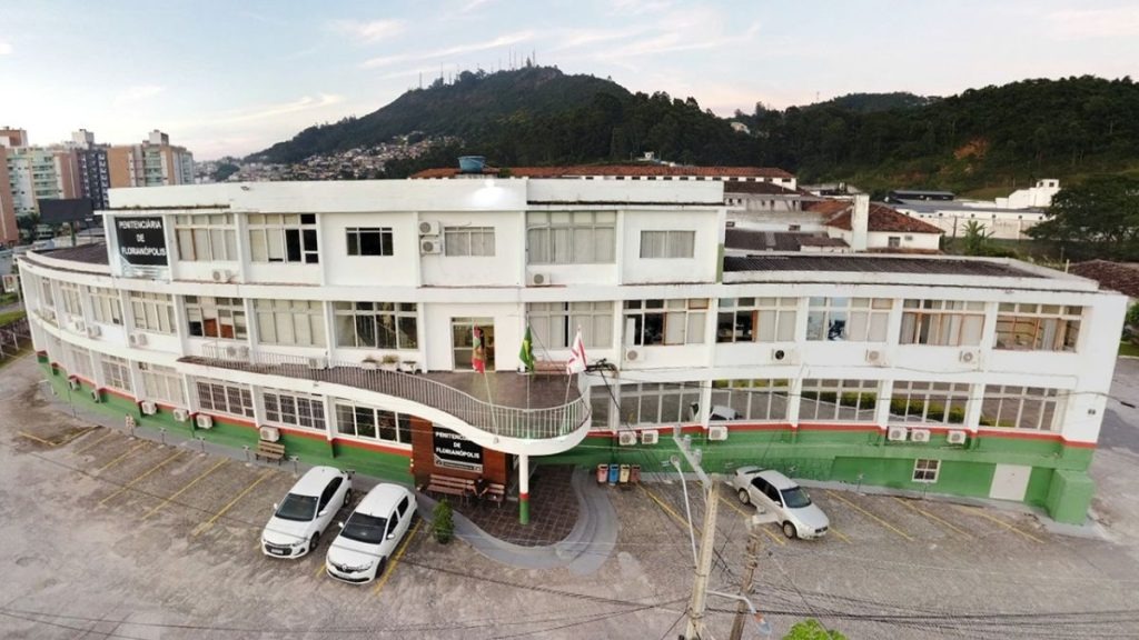 Detento morre durante banho de sol em penitenciária de Florianópolis