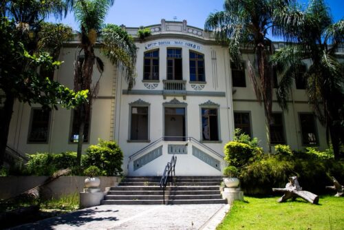 Escola integral de Florianópolis abre vagas para toda a cidade