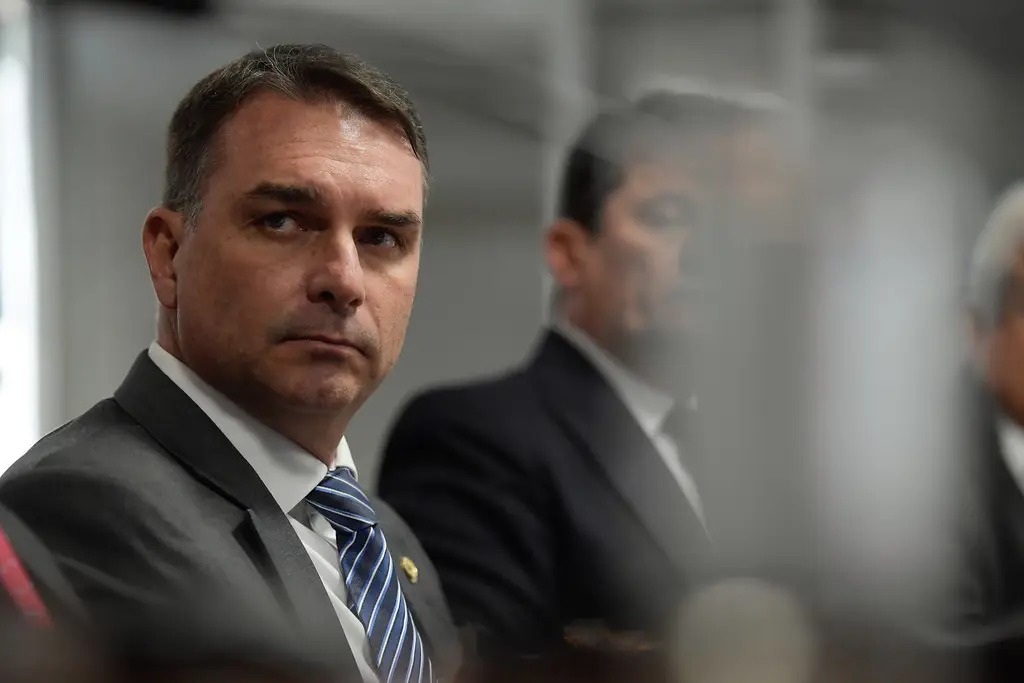 Flávio Bolsonaro vai ao TSE contra desfile que homenageou Lula