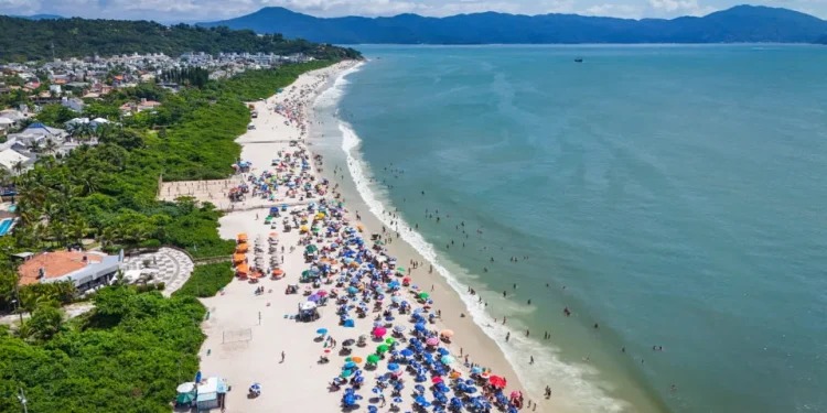 Florianópolis testa drone autônomo na praia de Jurerê