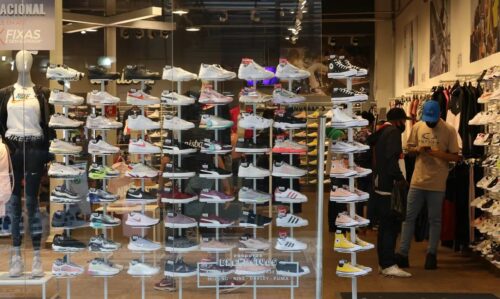 Governo adia regra para trabalho no comércio em feriados