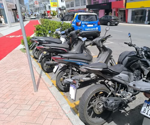 Estacionamento irregular de motocicletas no Centro de Navegantes resulta em sete remoções