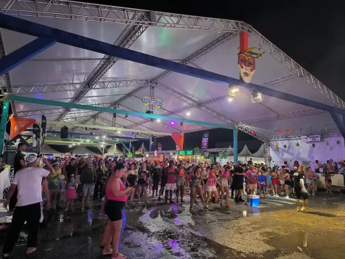 Chuva não atrapalha folia no último dia do Carnaval Papa-Siri 2026 em Itajaí