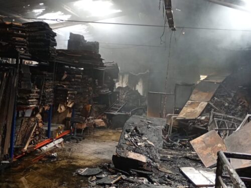 Incêndio atinge galpão de dois pavimentos em São José