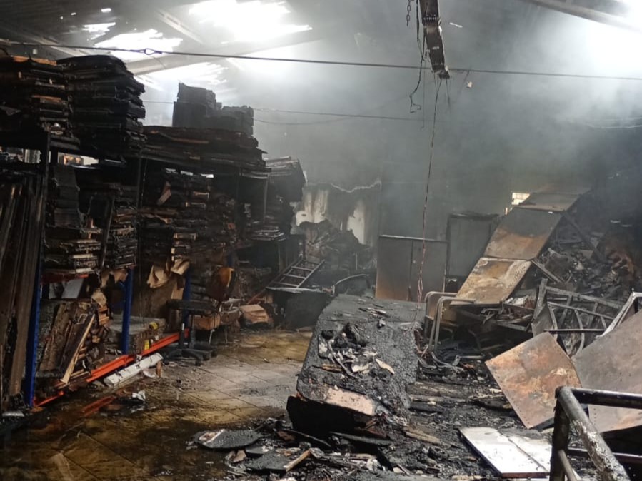 Incêndio atinge galpão de dois pavimentos em São José