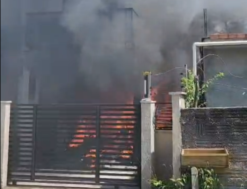 Incêndio atinge garagem de casa no Campeche em Florianópolis