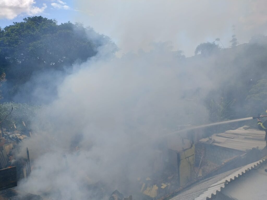 Incêndio atinge residência no Norte da Ilha em Florianópolis