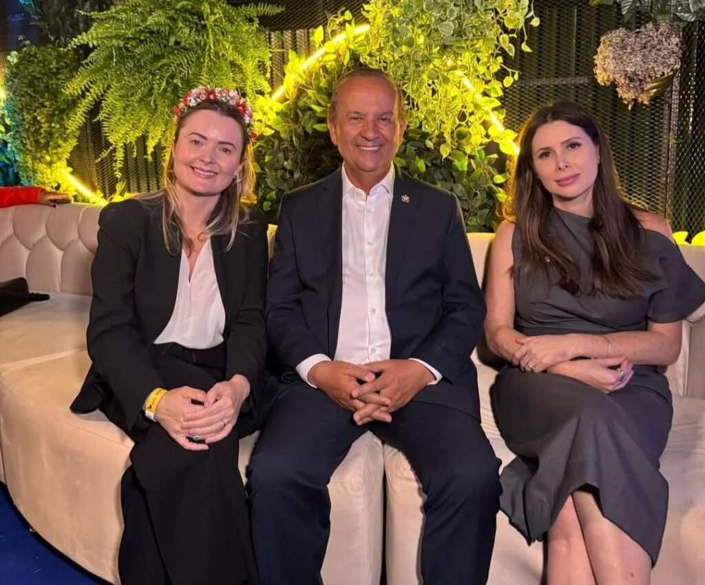 Jorginho ladeado por Júlia Zanatta e Carol de Toni em Brasília / Divulgação