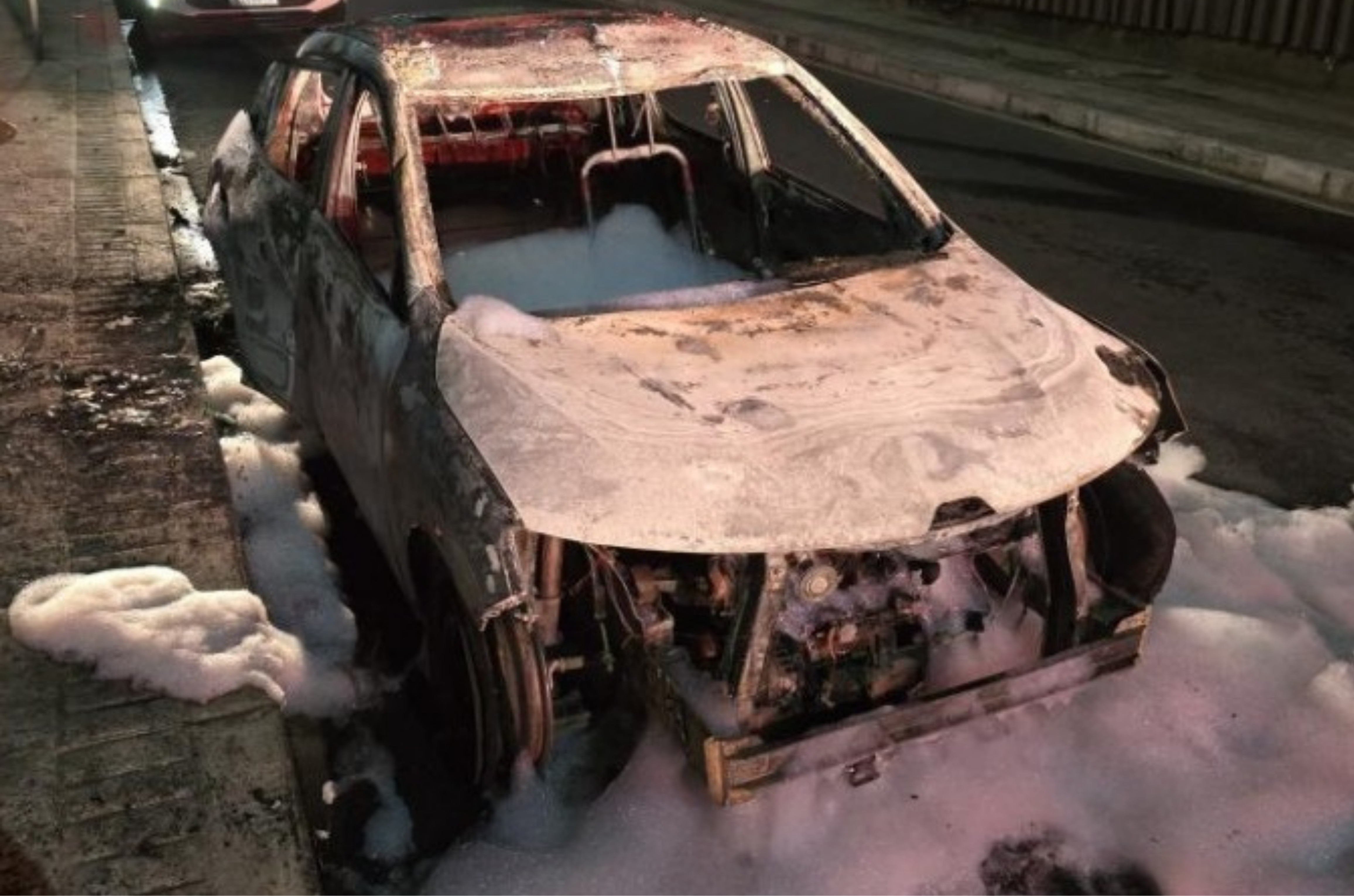 Mulher é presa após incendiar carro do ex-companheiro em Balneário Camboriú