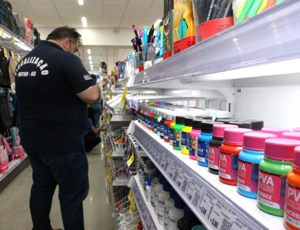 Operação fiscaliza 13 mil itens escolares em Santa Catarina