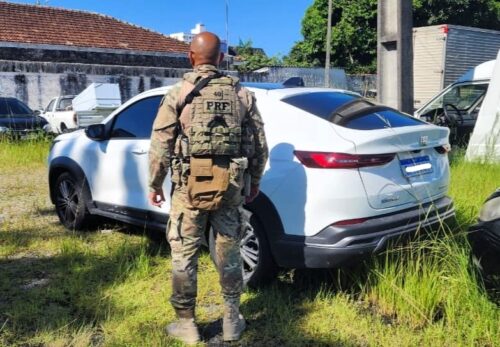PRF recupera carro roubado no RJ e prende foragido em Palhoça