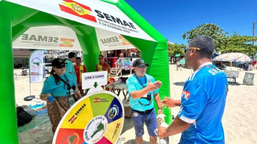 Praia de Canasvieiras recebe etapa do Jogue Limpo em Florianópolis