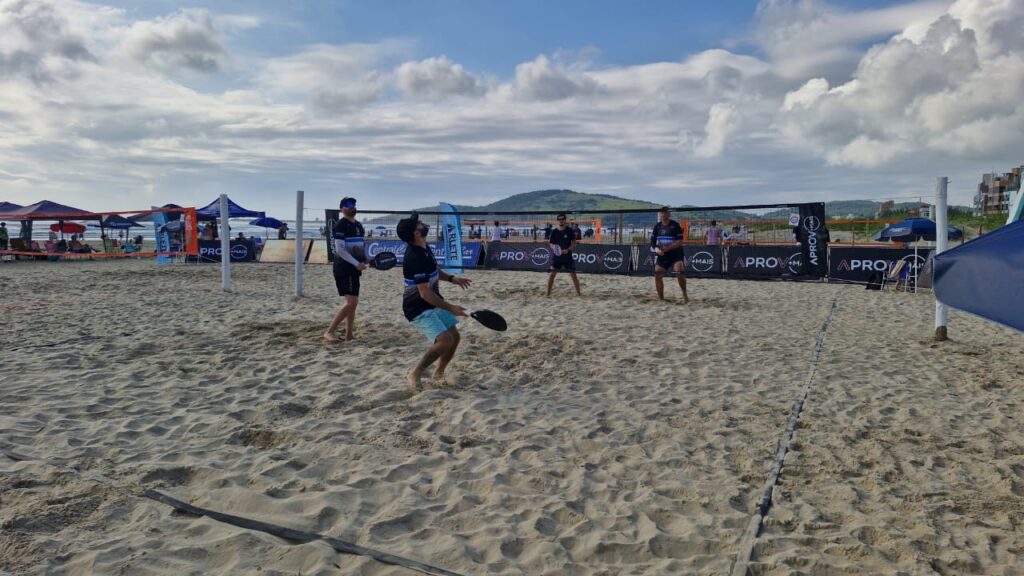 Praia do Mar Grosso recebe tradicional Laguna Open Beach Tennis neste fim de semana