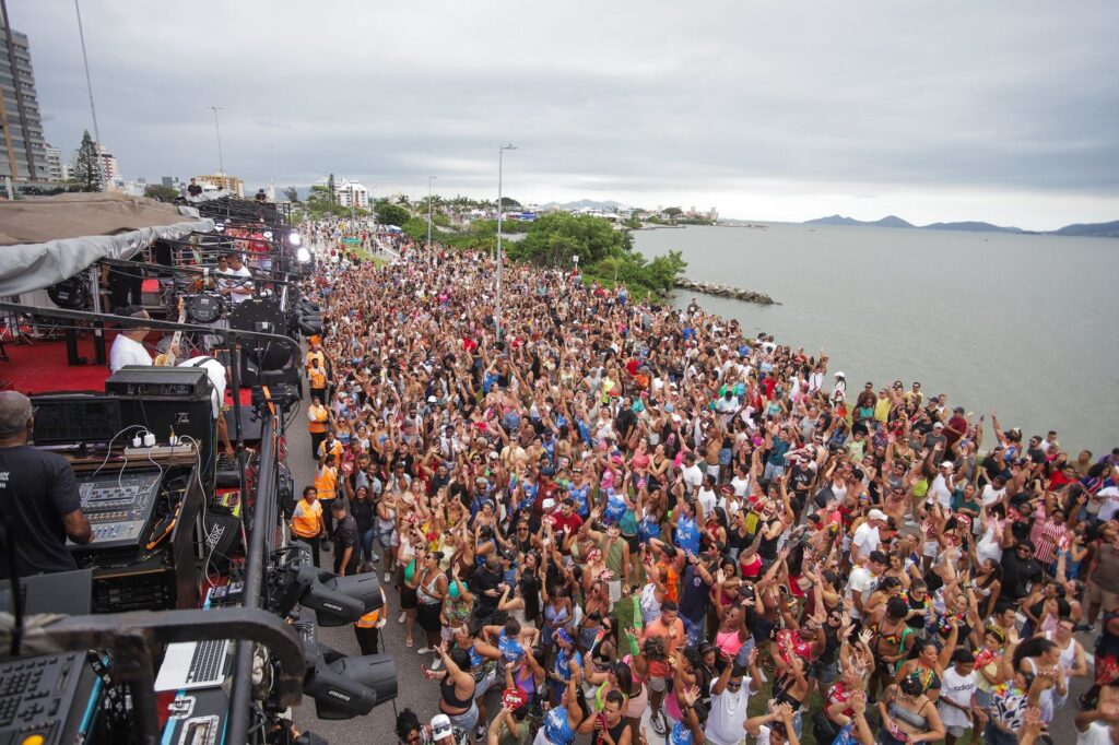 Pré-Carnaval de Florianópolis reúne mais de 35 mil pessoas na Beira-Mar Continental