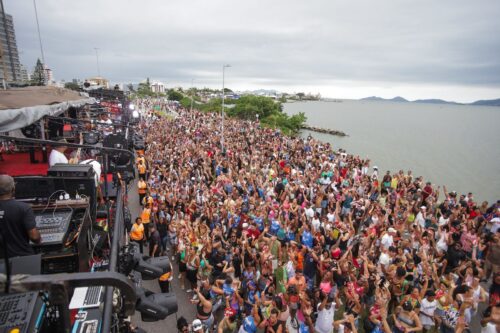 Pré-Carnaval de Florianópolis reúne mais de 35 mil pessoas na Beira-Mar Continental
