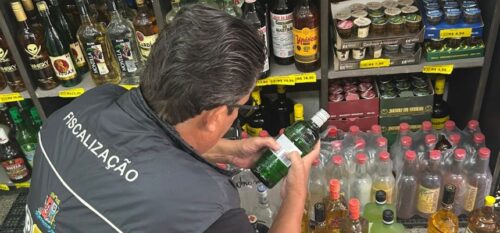 Procon de São José apreende bebidas irregulares em nova fase da operação