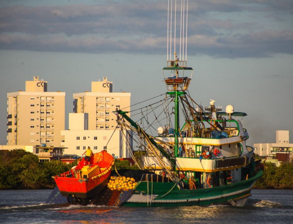 Portaria do diesel pesqueiro é assinada em Itajaí para vigorar em 2026