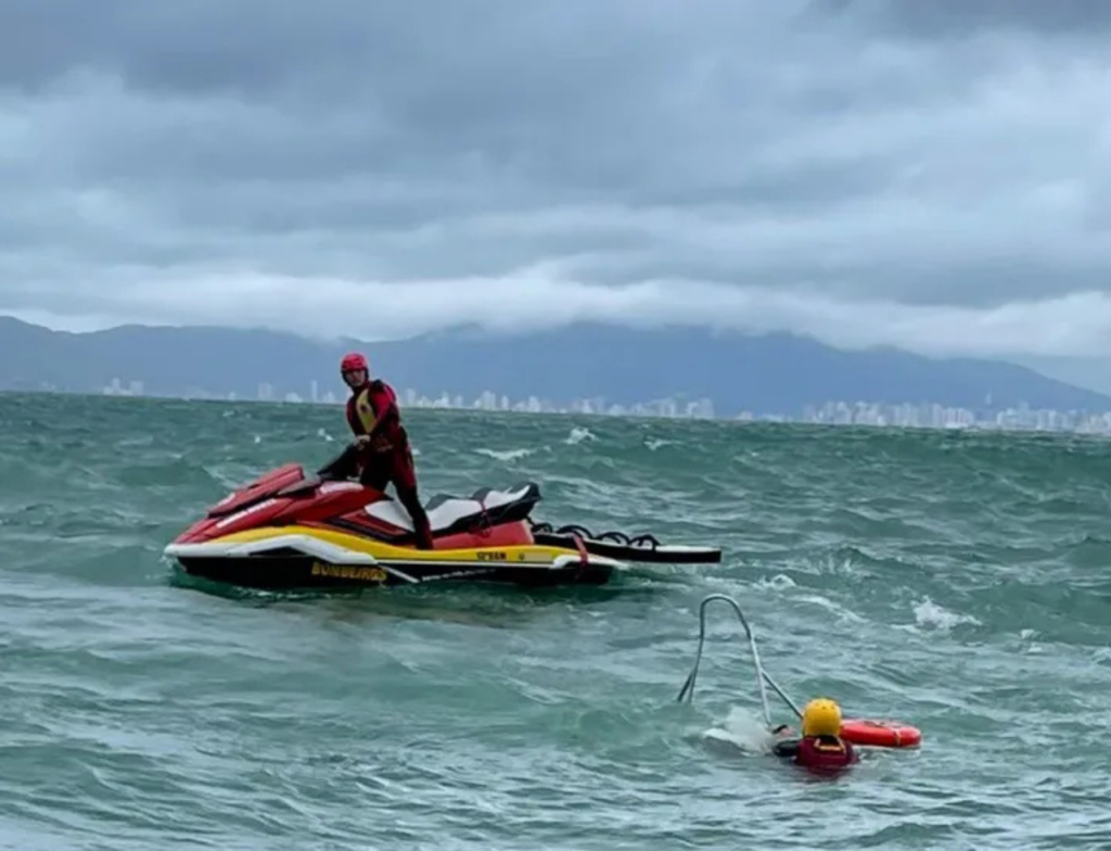 Buscas continuam por jovem que desapareceu no mar em Navegantes