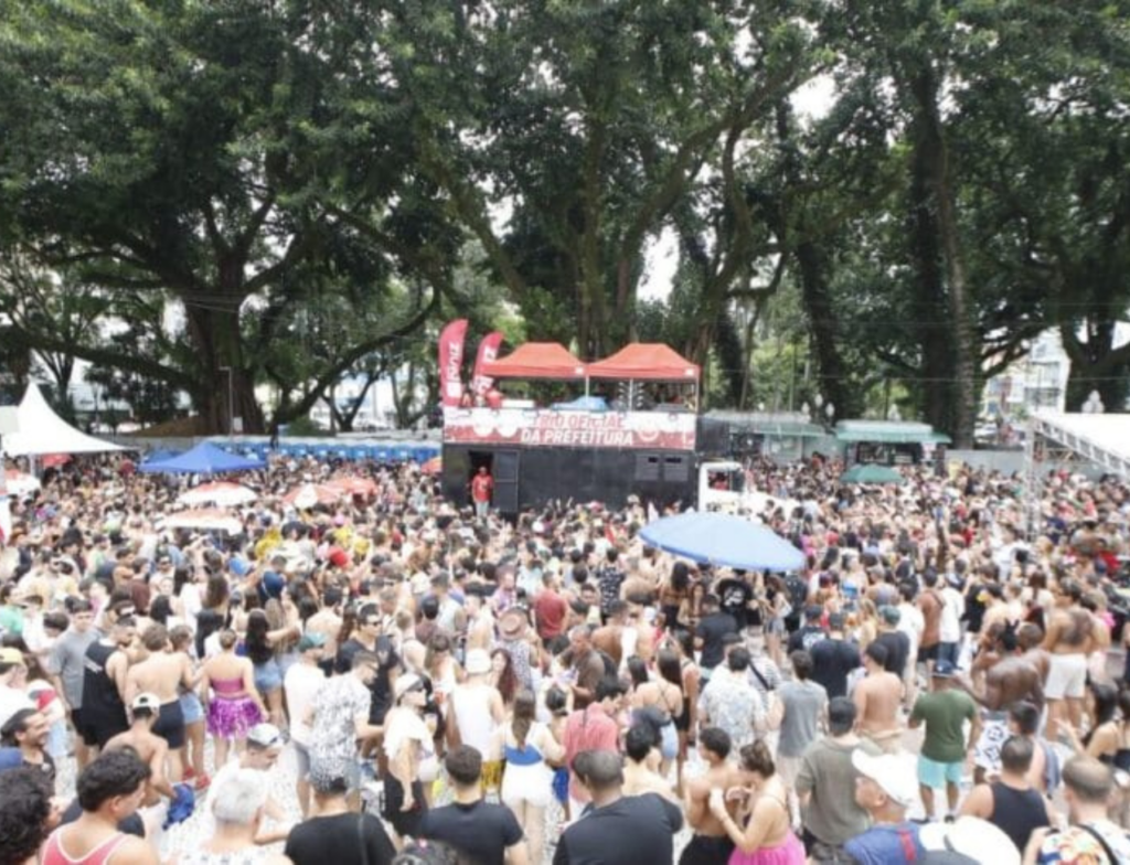 Bloco dos Sujos arrasta multidão e mantém tradição no Centro de Florianópolis