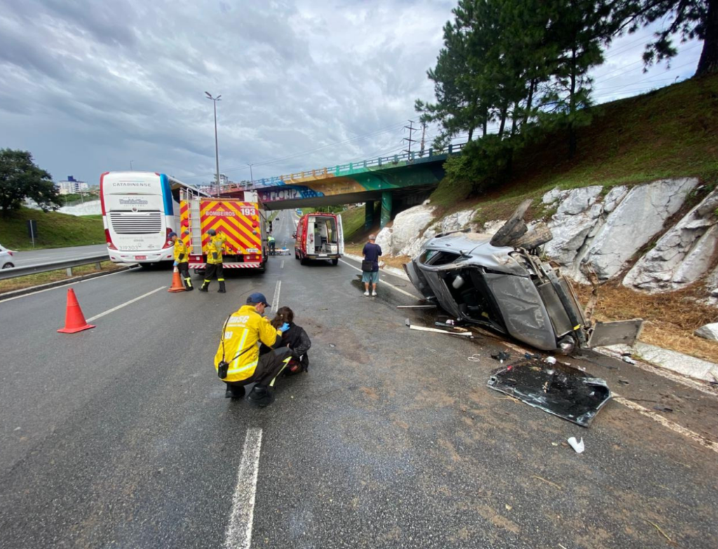 Carro capota na Via Expressa e deixa casal ferido em Florianópolis