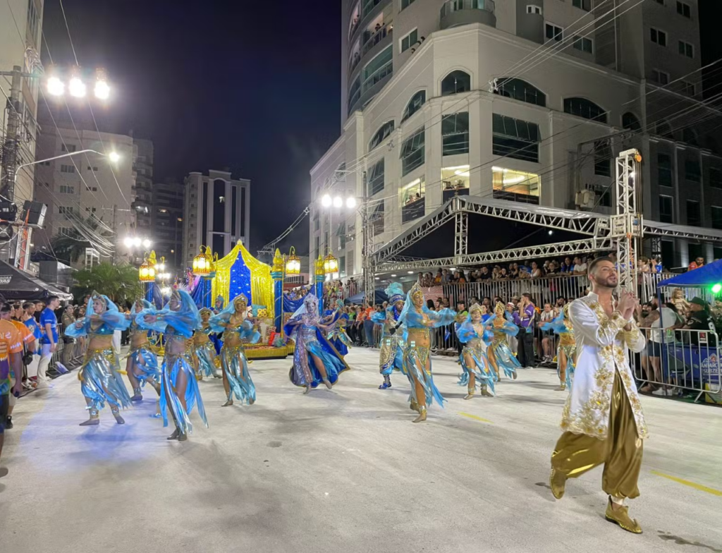 Carnaval de Joaçaba 2026 transforma avenida em espetáculo
