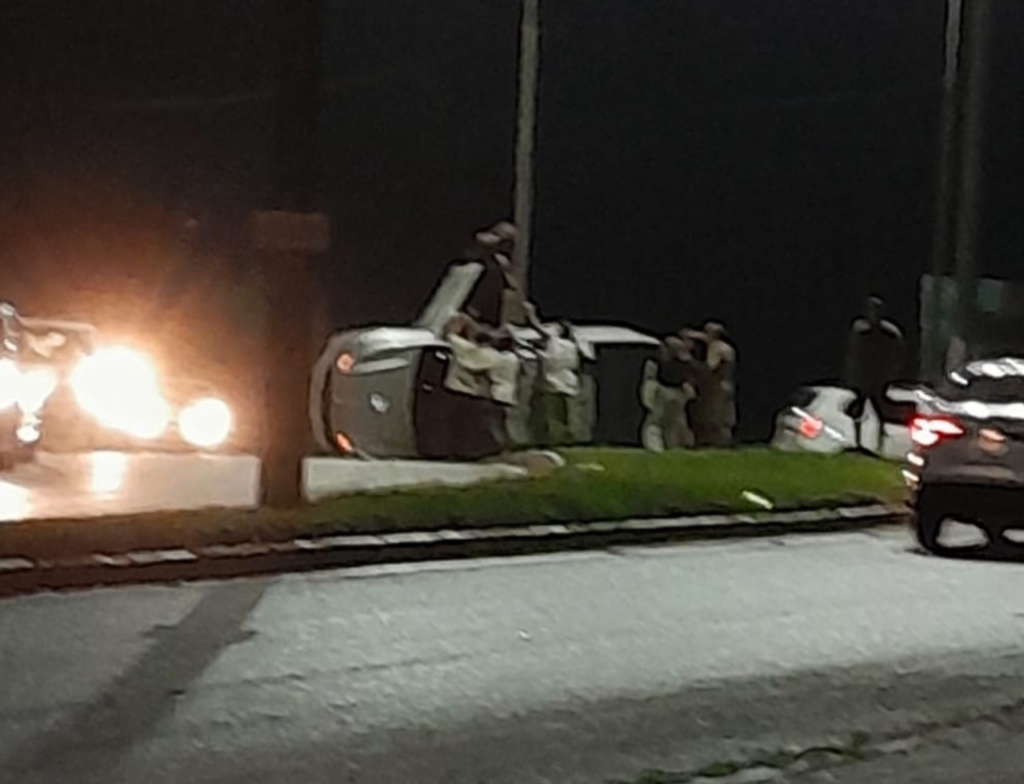 Carro capota em trevo da avenida Marronzinho, em Laguna