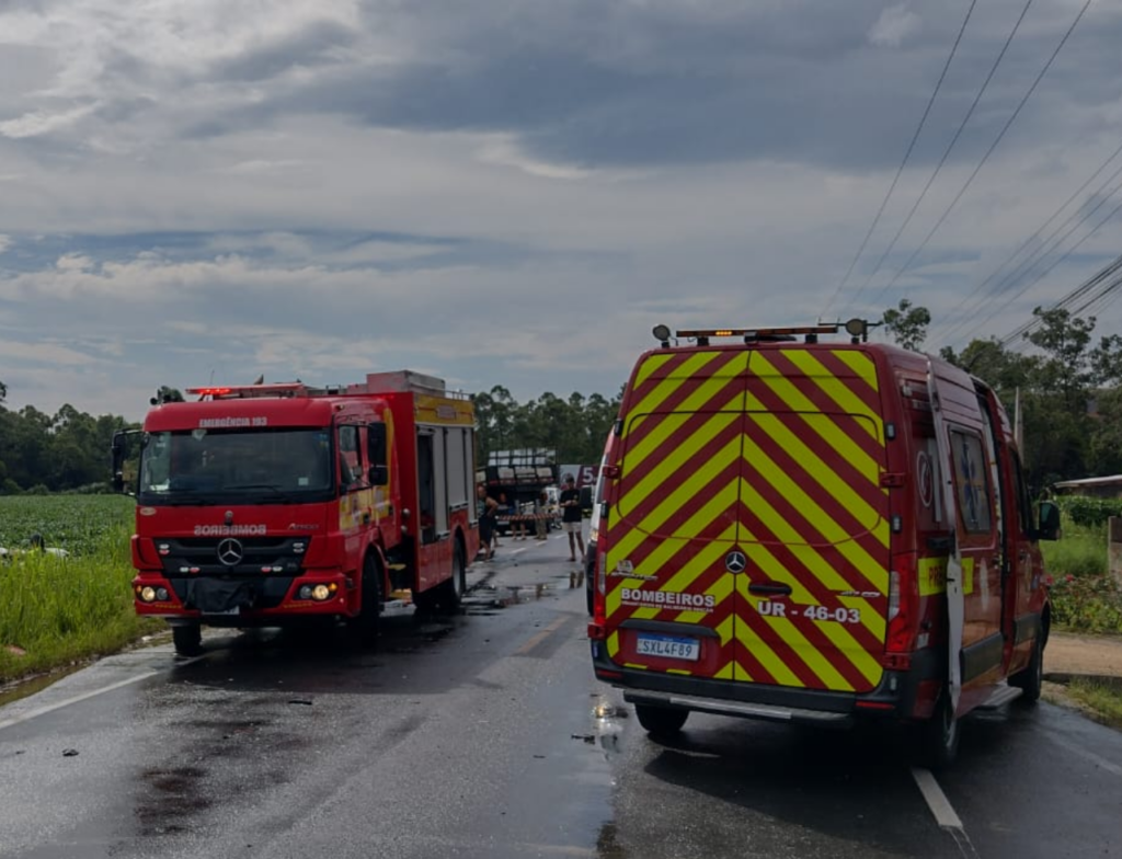 Colisão entre três carros e caminhão deixa quatro feridos em Içara