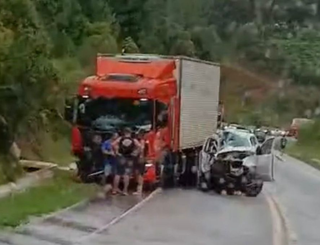 Colisão na BR-282 deixa feridos e interdita trecho