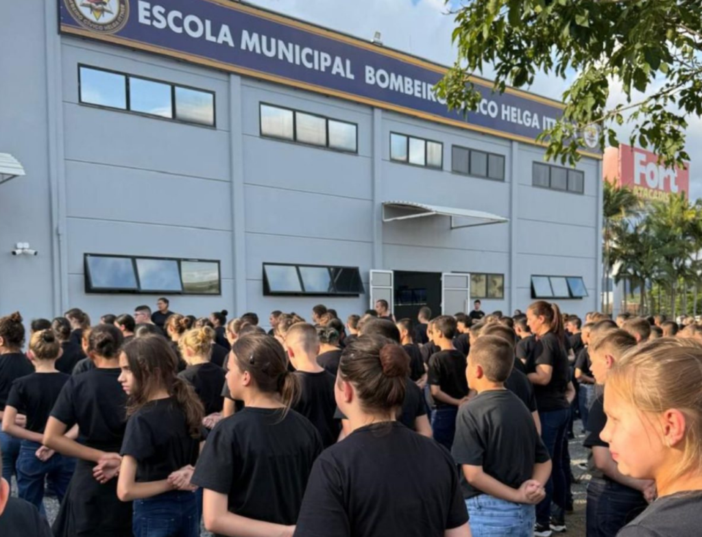 Indaial inaugura 1ª escola bombeiro cívico do país