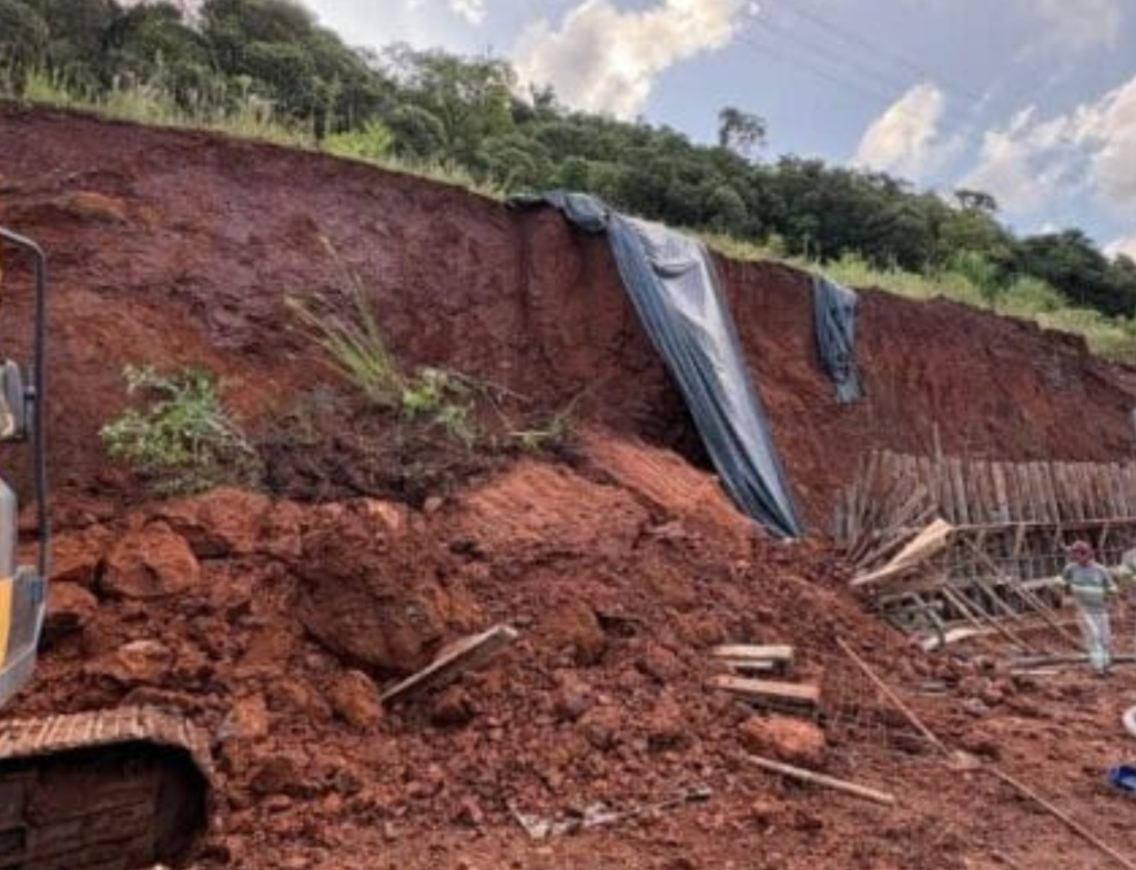 Deslizamento em obra deixa três soterrados em Joaçaba