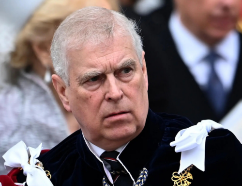 Ex-príncipe Andrew deixa delegacia após 11 horas sob custódia no Reino Unido