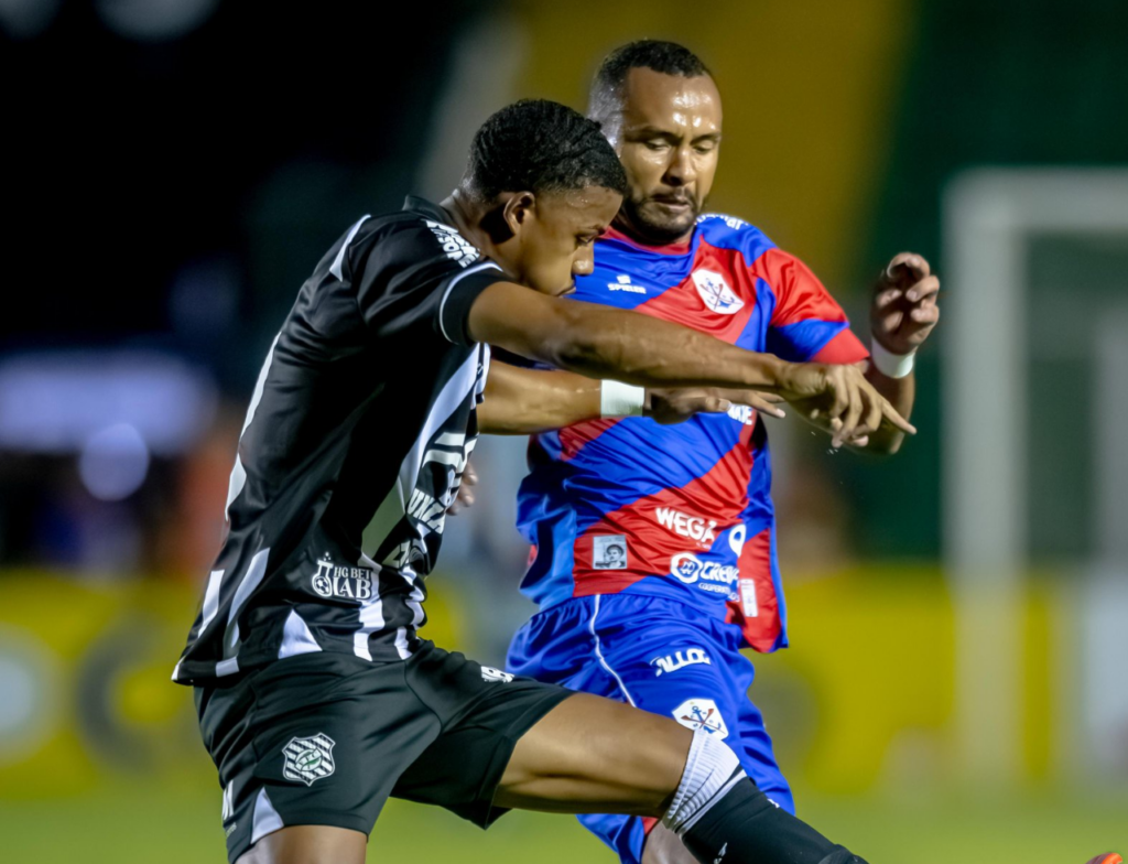 Figueirense perde pênalti, leva gol no fim e se complica