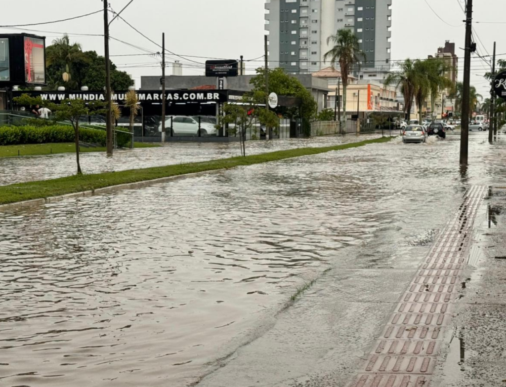 Chuva intensa causa alagamentos em bairros de Tubarão