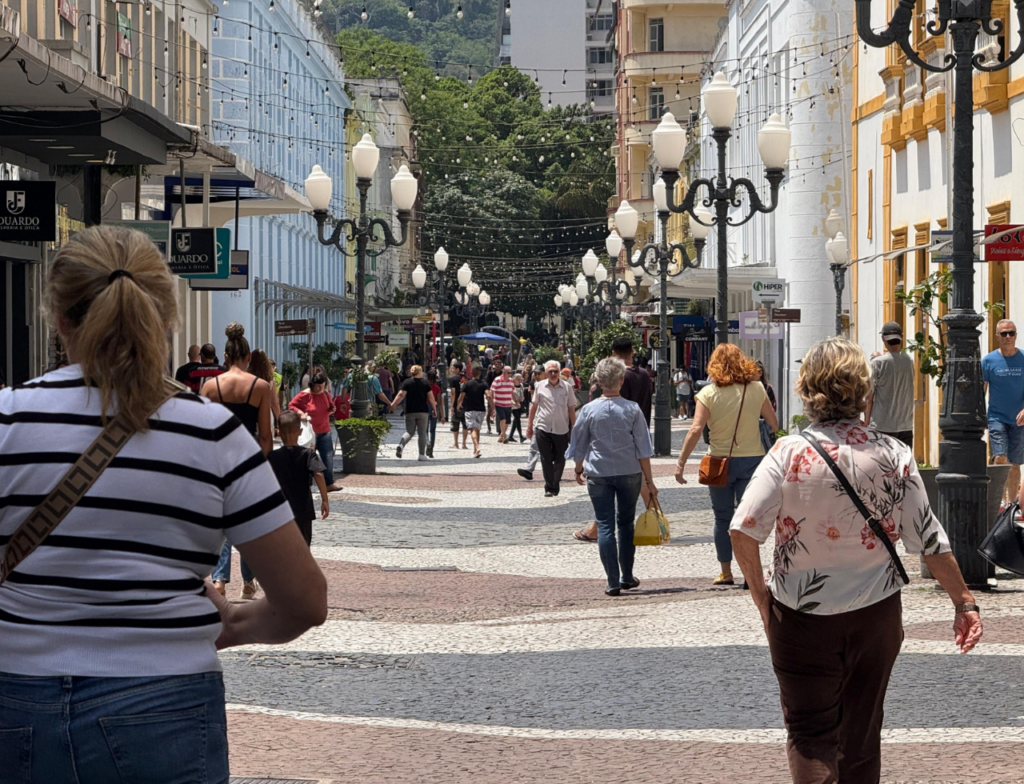 Centro de Florianópolis recebe 400 mil pedestres por mês