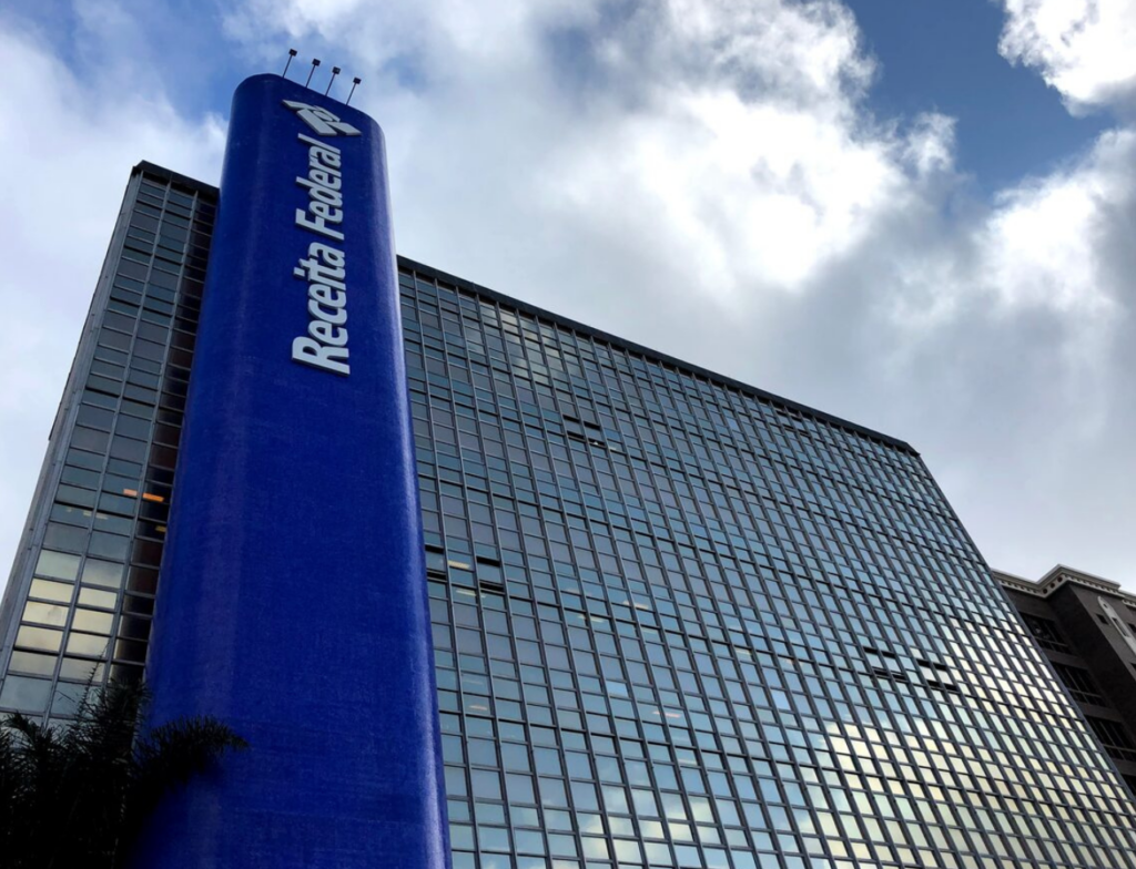 Receita leiloa iPhone 15 por R$ 922 e caminhão por R$ 46 mil em SP