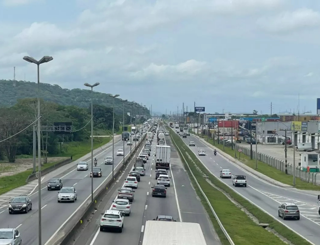 Volta do Litoral causa longas filas em rodovias federais de Santa Catarina