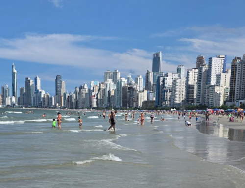 Praia Central de Balneário Camboriú fica 100% própria para banho antes do Carnaval
