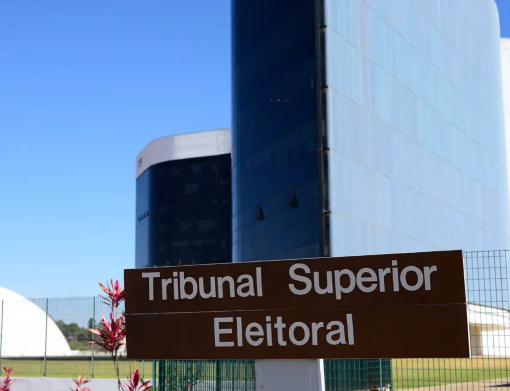 TSE prepara multa pesada contra fake news com IA nas eleições
