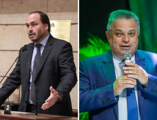 Carlos Bolsonaro articula apoio de João Rodrigues para 2026